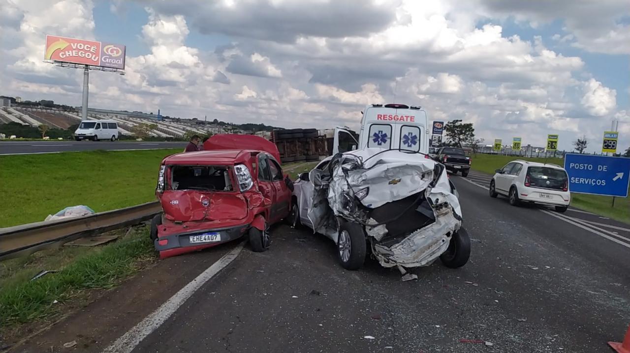 Foto 15 de 16 — Acidente entre caminhão e três carros deixa feridos na Washington Luís