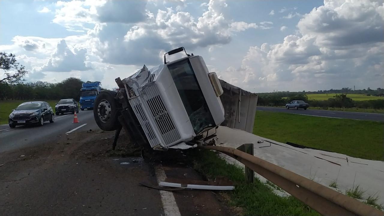 Foto 13 de 16 — Acidente entre caminhão e três carros deixa feridos na Washington Luís