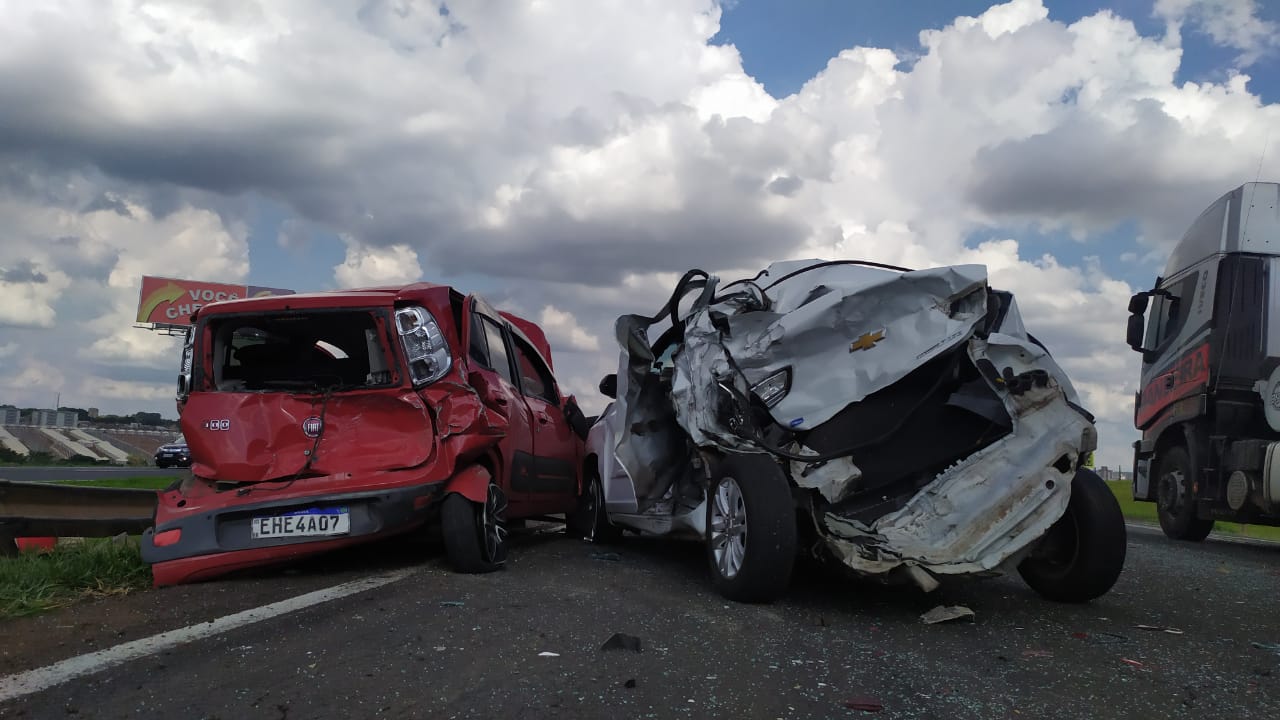 Foto 14 de 16 — Acidente entre caminhão e três carros deixa feridos na Washington Luís