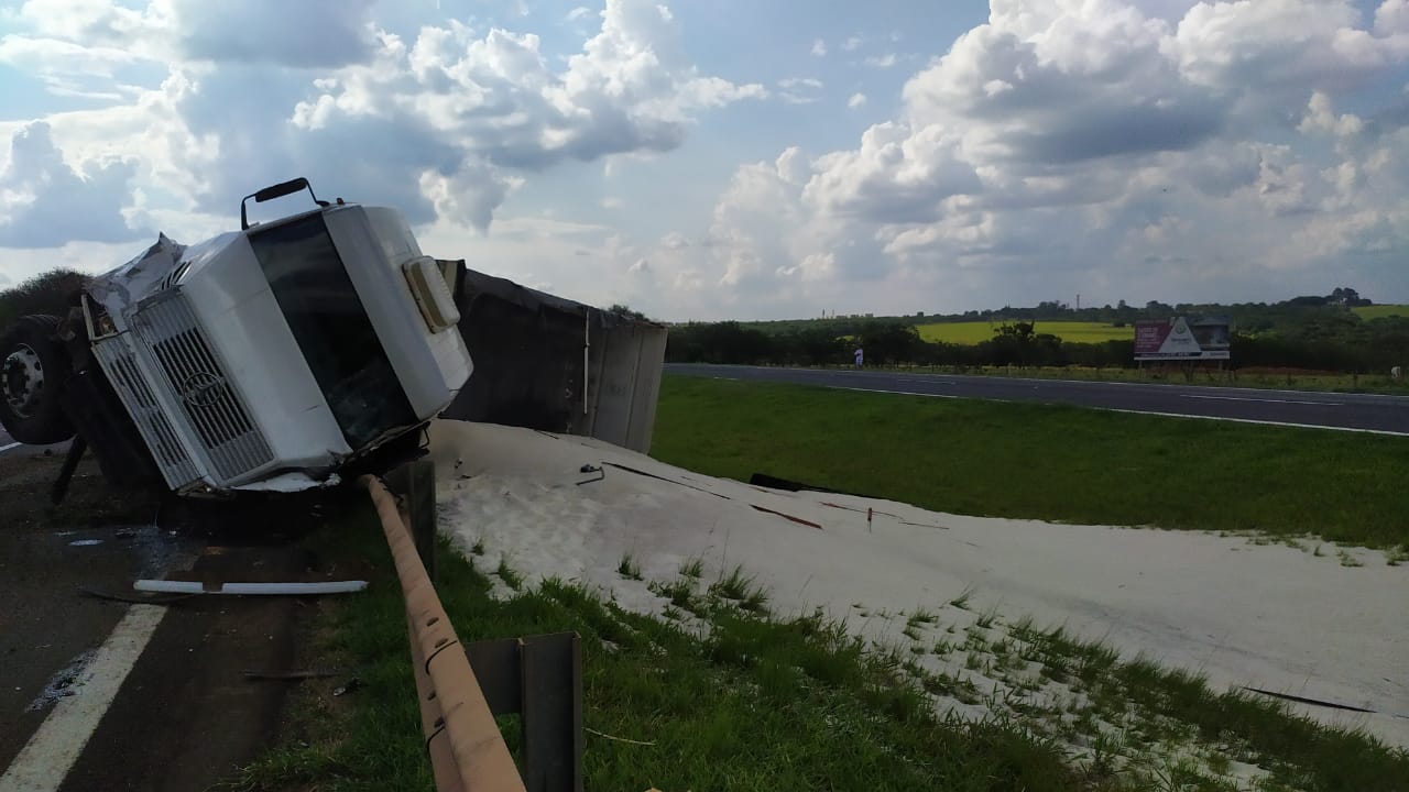 Foto 7 de 16 — Acidente entre caminhão e três carros deixa feridos na Washington Luís