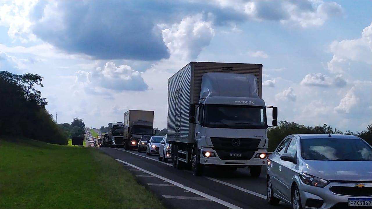 Foto 9 de 16 — Acidente entre caminhão e três carros deixa feridos na Washington Luís