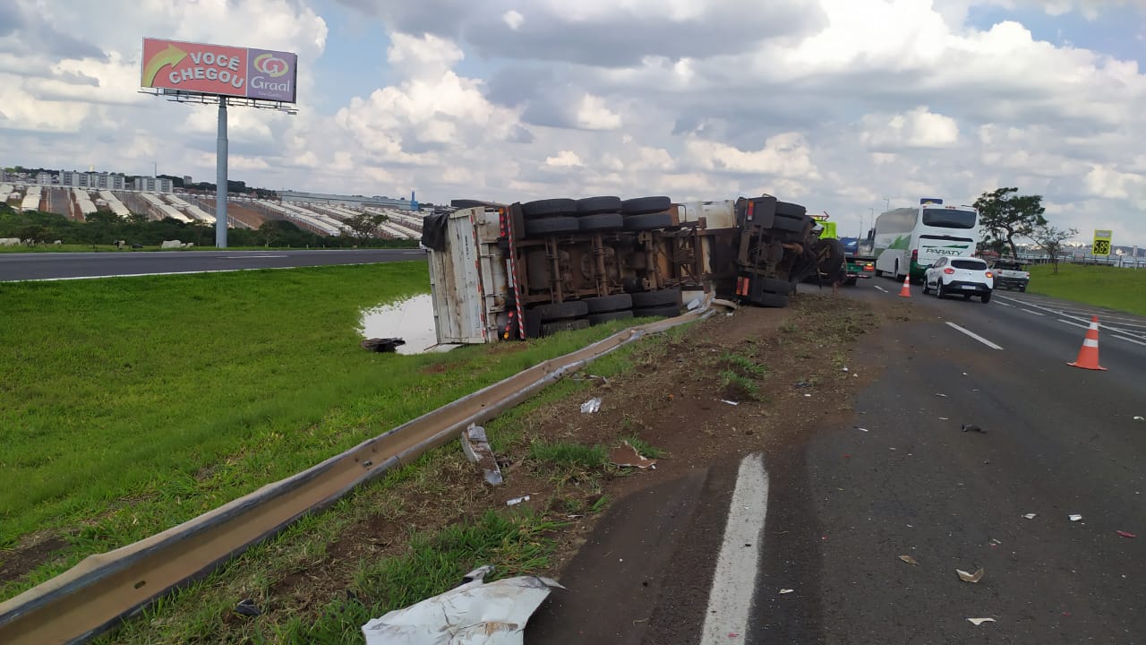 Foto 10 de 16 — Acidente entre caminhão e três carros deixa feridos na Washington Luís