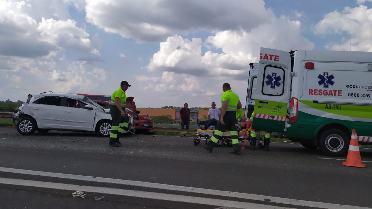 Foto 4 de 16 — Acidente entre caminhão e três carros deixa feridos na Washington Luís