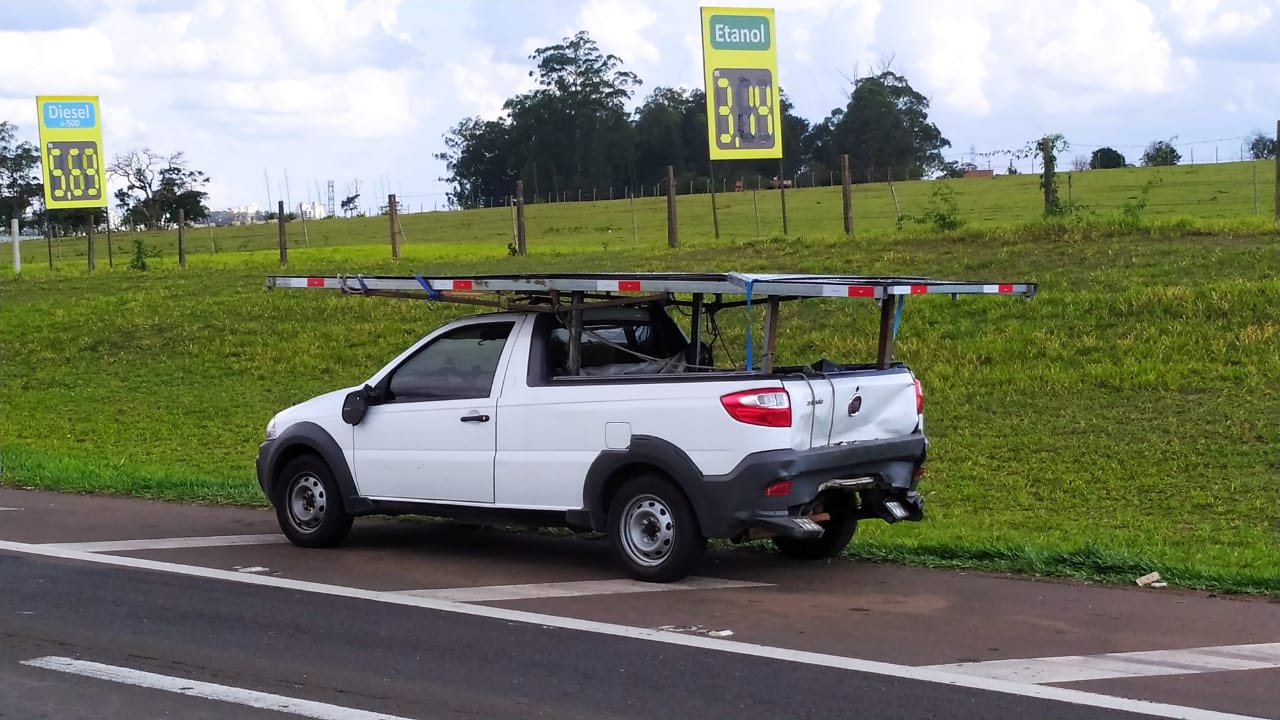 Foto 3 de 16 — Acidente entre caminhão e três carros deixa feridos na Washington Luís