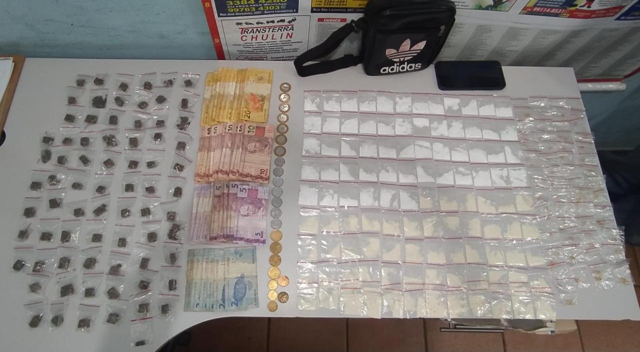 Foto 4 de 4 — Cocaína, maconha, crack e dinheiro: jovem é preso por tráfico de drogas