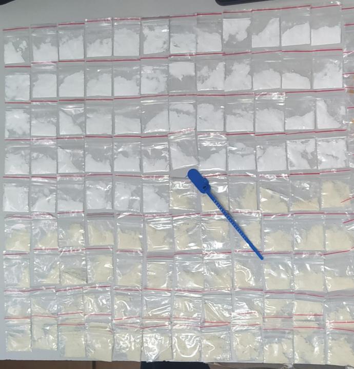 Foto 2 de 4 — Cocaína, maconha, crack e dinheiro: jovem é preso por tráfico de drogas