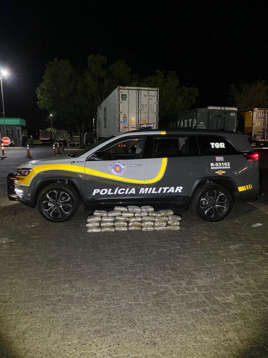 Foto 2 de 4 — Homem é preso transportando 30 tijolos de maconha na SP-310 em Araraquara