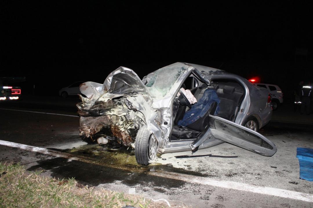 Foto 2 de 5 — Motorista fica preso às ferragens após grave acidente na Rodovia Washington Luís, em Matão