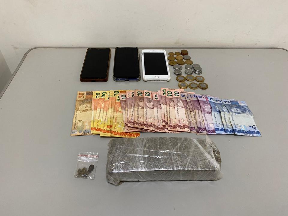 Foto 2 de 5 — Após perseguição policial, dupla é presa em flagrante com tijolo de maconha e dinheiro em Rincão