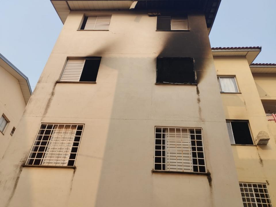 Foto 5 de 6 — Incêndio atinge apartamento no Residencial dos Oitis em Araraquara; três cômodos destruídos