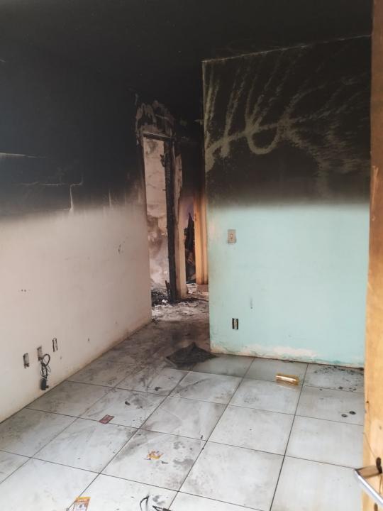 Foto 2 de 6 — Incêndio atinge apartamento no Residencial dos Oitis em Araraquara; três cômodos destruídos