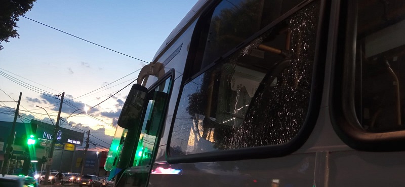 Foto 2 de 5 — Homem é detido pela GCM após apedrejar ônibus no centro de Araraquara