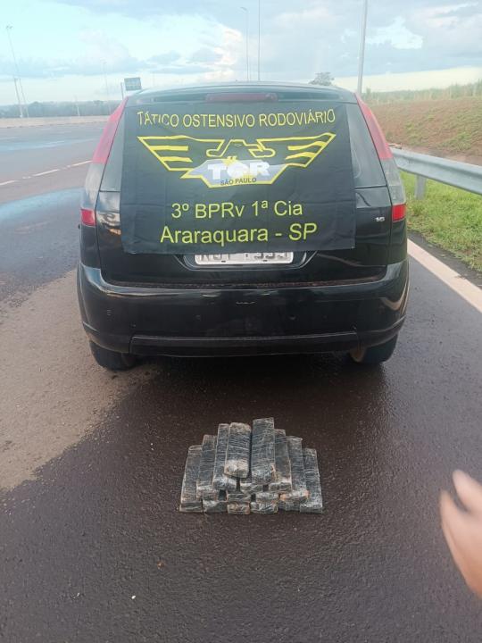 Foto 4 de 5 — TOR prende homem com 15 tijolos de maconha na SP-255 em Boa Esperança do Sul
