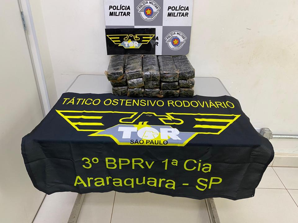 Foto 5 de 5 — TOR prende homem com 15 tijolos de maconha na SP-255 em Boa Esperança do Sul