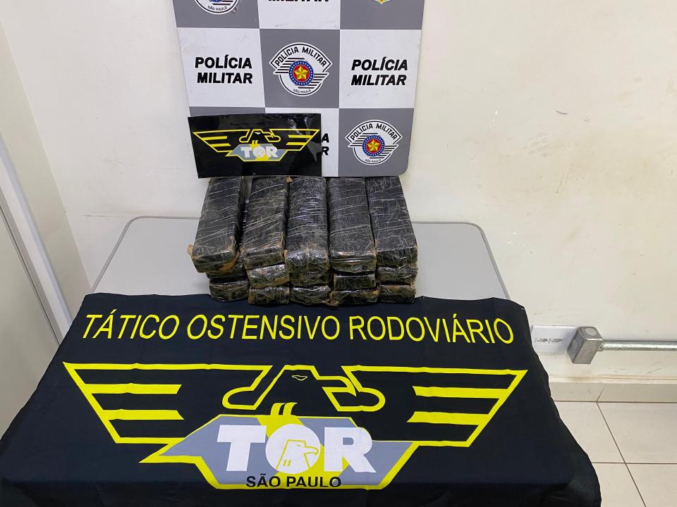 Foto 2 de 5 — TOR prende homem com 15 tijolos de maconha na SP-255 em Boa Esperança do Sul