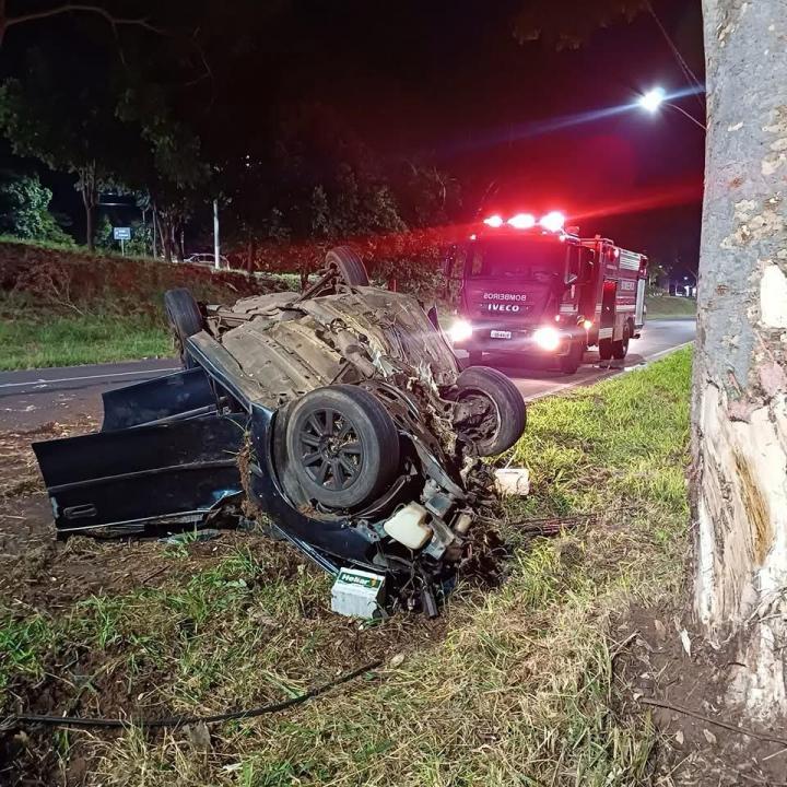 Foto 2 de 4 — QUE PANCADA: Motorista perde o controle e capota Vectra