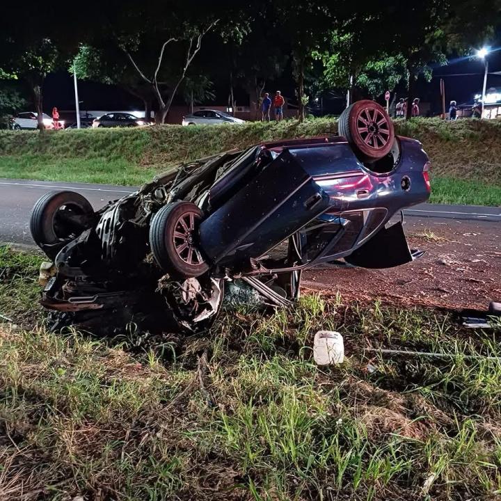 Foto 3 de 4 — QUE PANCADA: Motorista perde o controle e capota Vectra
