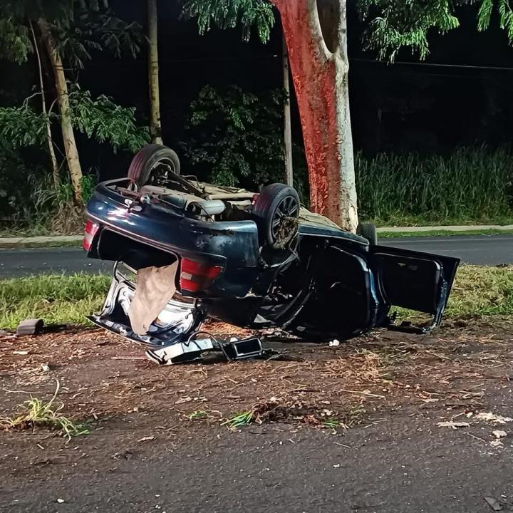 Foto 4 de 4 — QUE PANCADA: Motorista perde o controle e capota Vectra