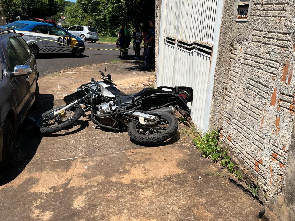 Foto 3 de 5 — URGENTE: Jovem morre em acidente entre 2 carros e moto em Araraquara