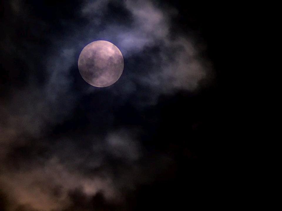 Foto 5 de 7 — Eclipse total da Lua é observado no Brasil e tem registro especial em Araraquara
