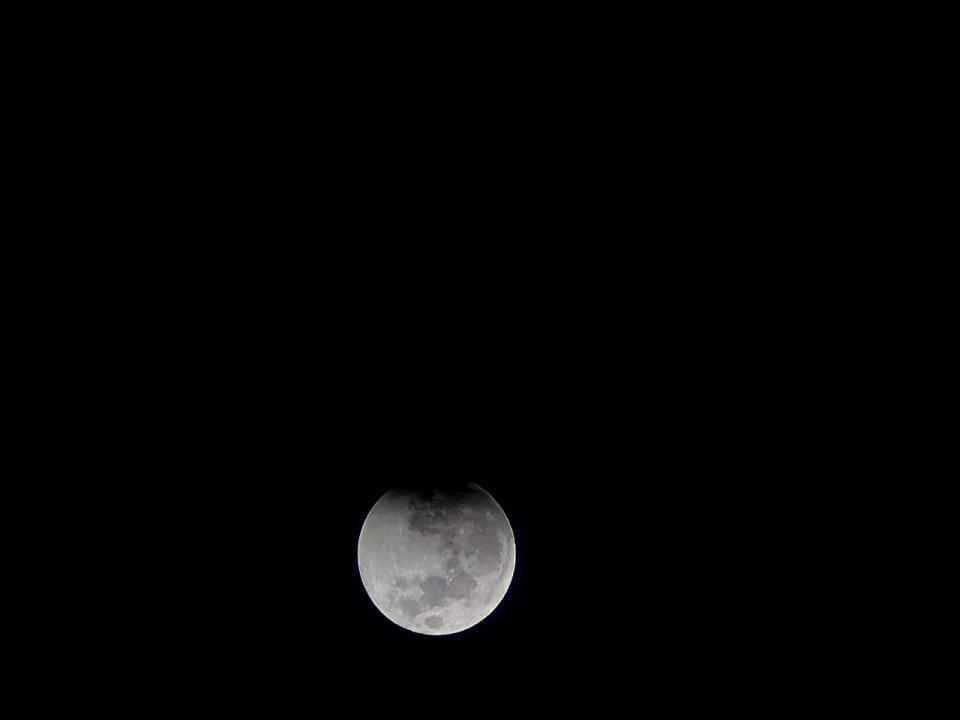 Foto 2 de 7 — Eclipse total da Lua é observado no Brasil e tem registro especial em Araraquara