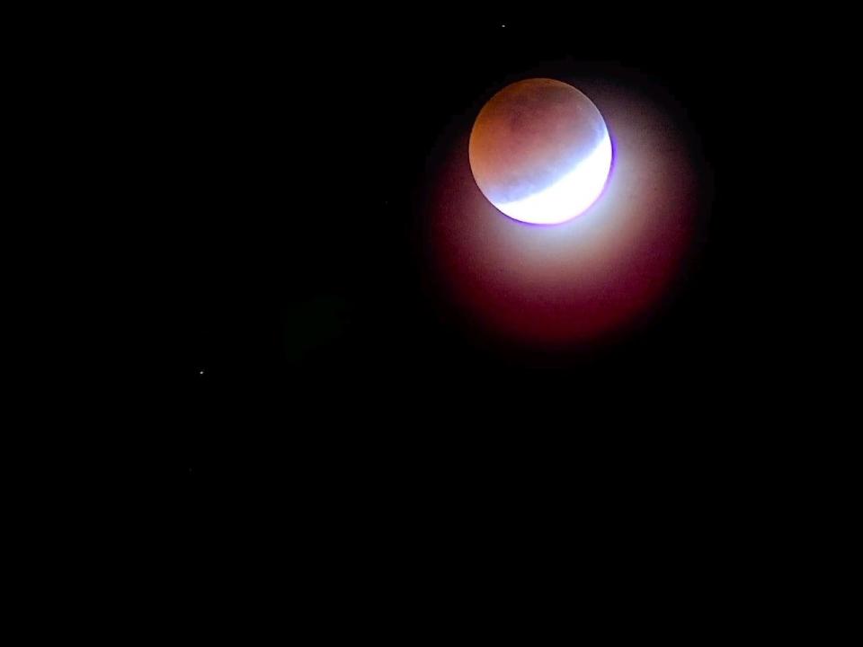 Foto 3 de 7 — Eclipse total da Lua é observado no Brasil e tem registro especial em Araraquara