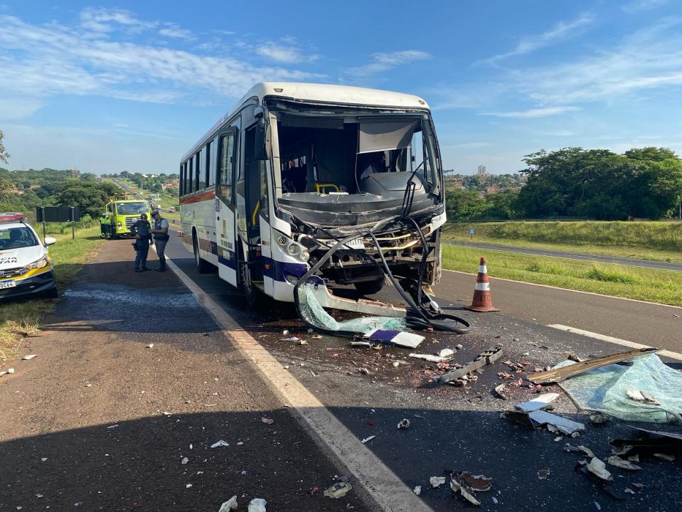 Foto 3 de 6 — Três ônibus da mesma empresa colidem na alça de acesso da Washington Luís, em Araraquara