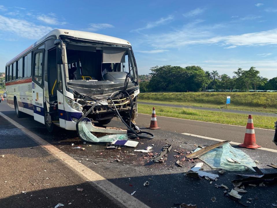Foto 2 de 6 — Três ônibus da mesma empresa colidem na alça de acesso da Washington Luís, em Araraquara