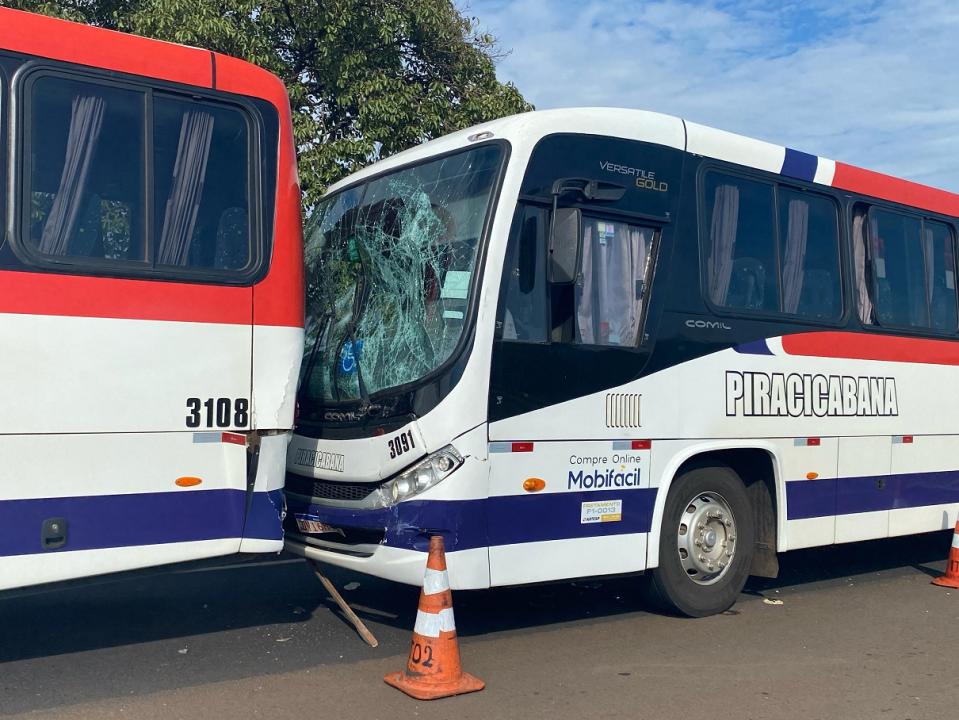 Foto 5 de 6 — Três ônibus da mesma empresa colidem na alça de acesso da Washington Luís, em Araraquara