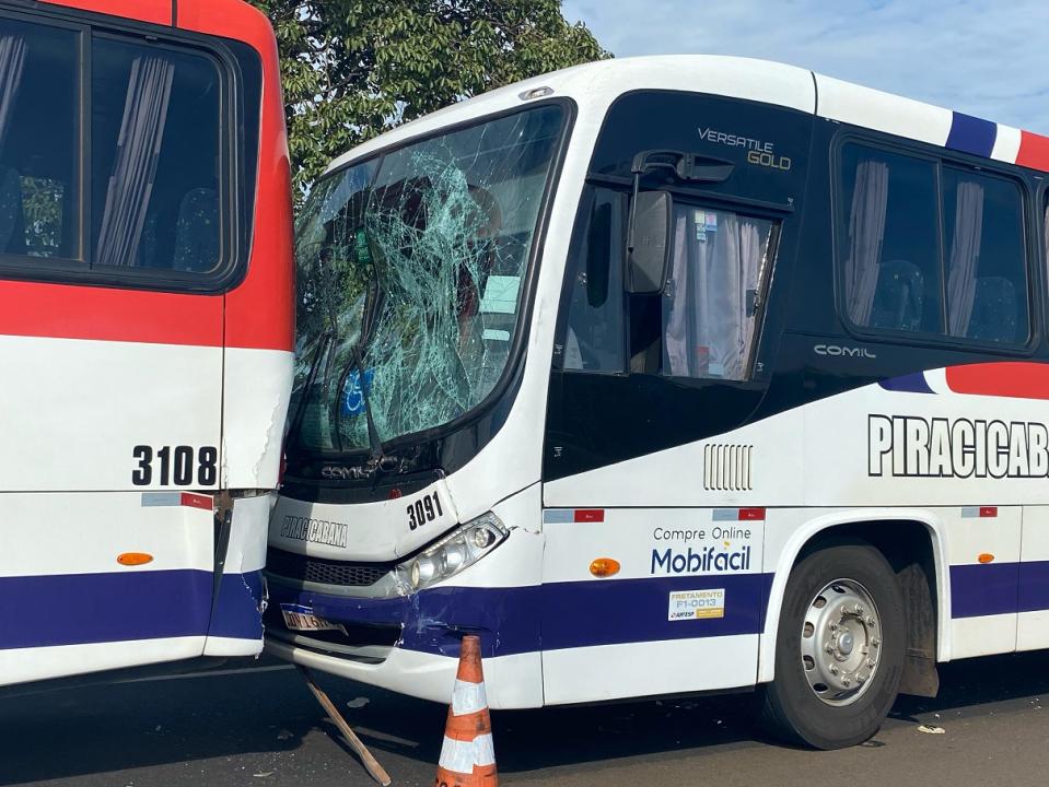 Foto 4 de 6 — Três ônibus da mesma empresa colidem na alça de acesso da Washington Luís, em Araraquara