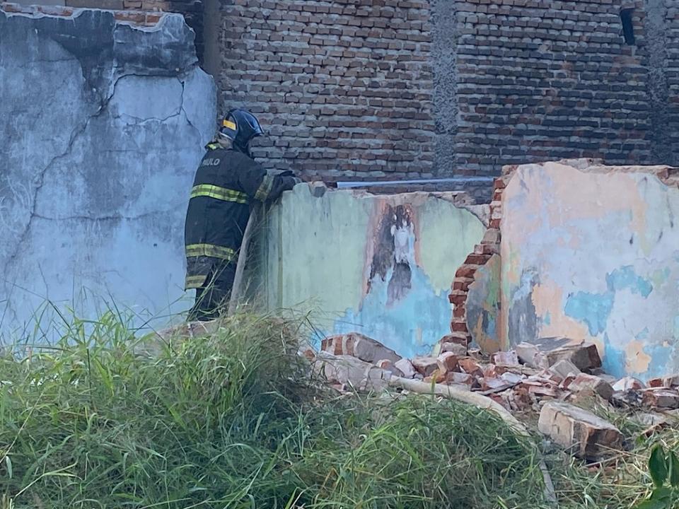 Foto 3 de 6 — Imagens: incêndio destrói barracão de reciclagem em Araraquara