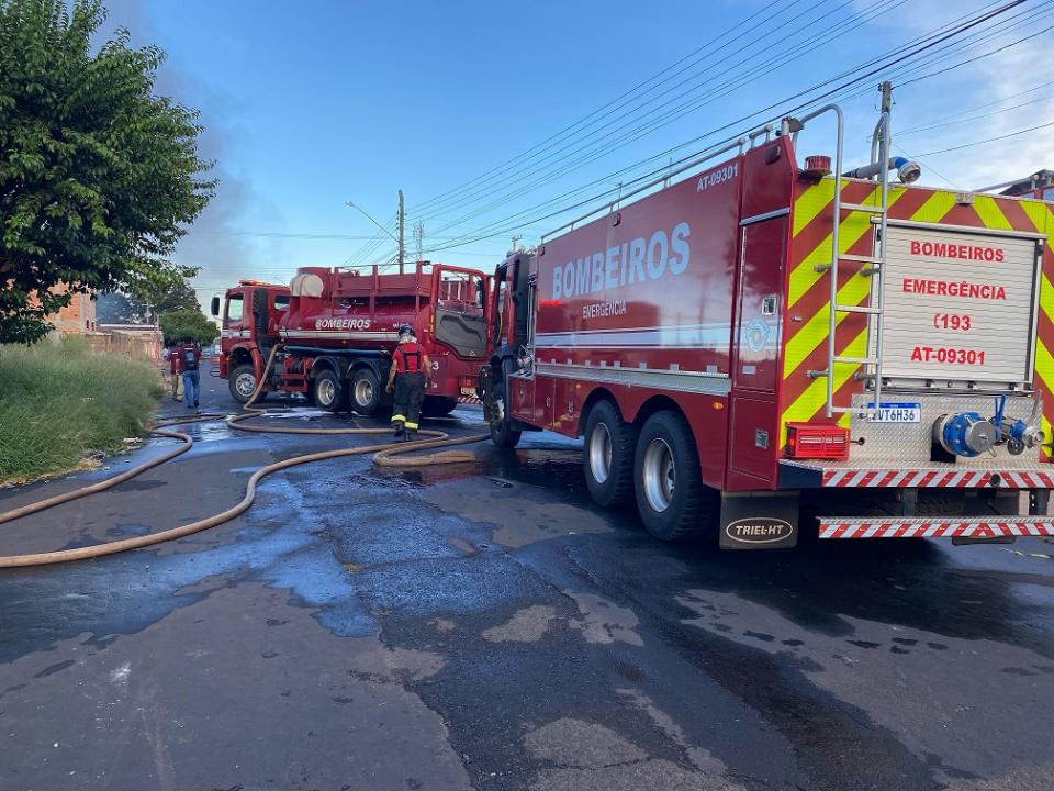Foto 4 de 6 — Imagens: incêndio destrói barracão de reciclagem em Araraquara