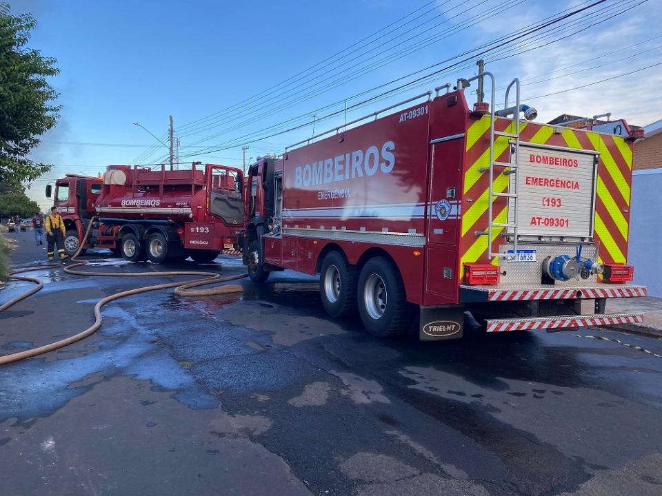 Foto 2 de 6 — Imagens: incêndio destrói barracão de reciclagem em Araraquara