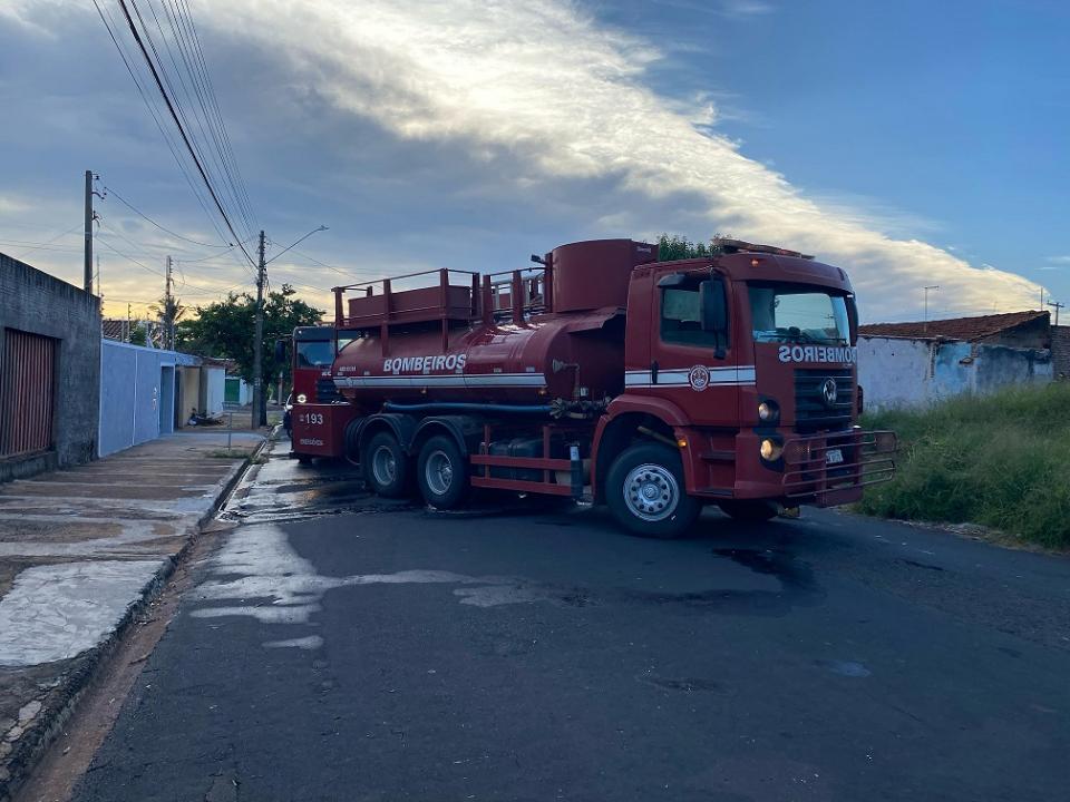 Foto 6 de 6 — Imagens: incêndio destrói barracão de reciclagem em Araraquara