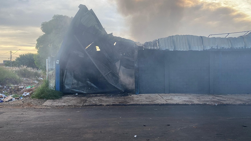 Foto 5 de 6 — Imagens: incêndio destrói barracão de reciclagem em Araraquara