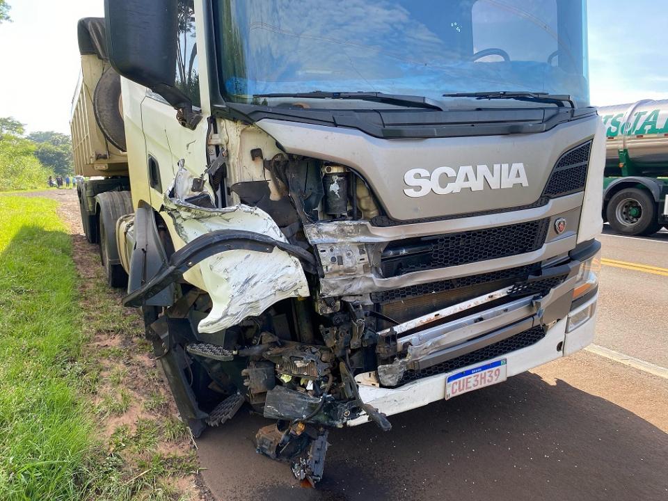 Foto 3 de 10 — Estado grave: bebê fica ferido em colisão entre carro e caminhão na SP-255 em Araraquara