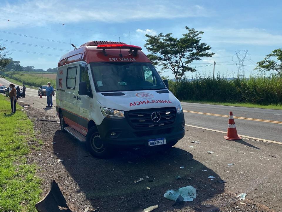 Foto 5 de 10 — Estado grave: bebê fica ferido em colisão entre carro e caminhão na SP-255 em Araraquara
