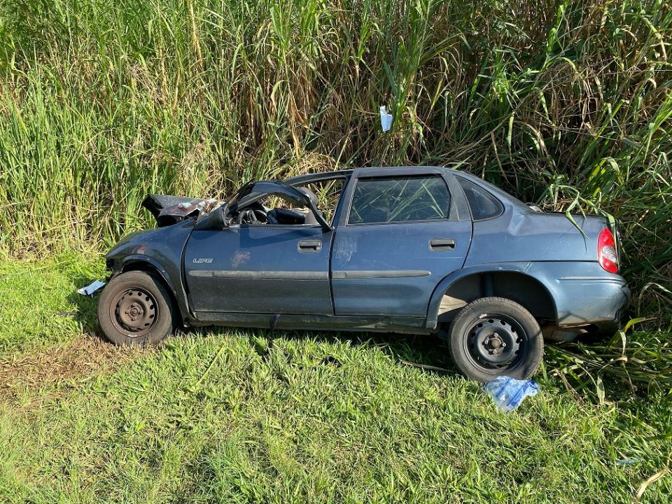 Foto 4 de 10 — Estado grave: bebê fica ferido em colisão entre carro e caminhão na SP-255 em Araraquara