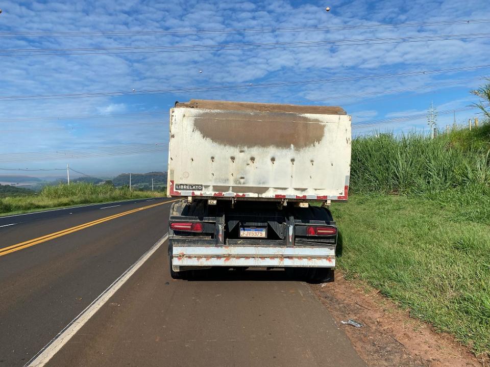 Foto 8 de 10 — Estado grave: bebê fica ferido em colisão entre carro e caminhão na SP-255 em Araraquara