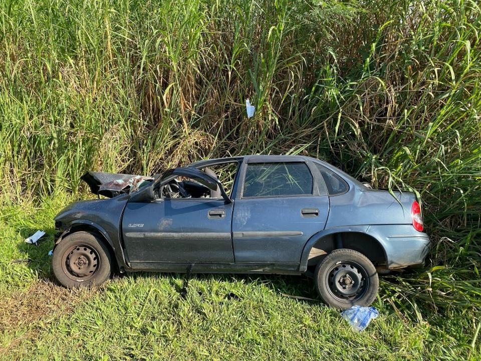 Foto 10 de 10 — Estado grave: bebê fica ferido em colisão entre carro e caminhão na SP-255 em Araraquara