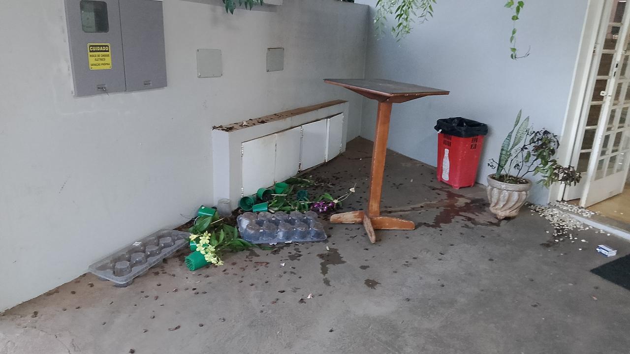 Foto 2 de 7 — Mulher em surto psicótico causa danos em padaria de Matão