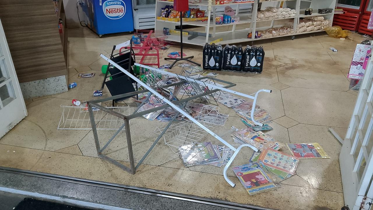 Foto 3 de 7 — Mulher em surto psicótico causa danos em padaria de Matão