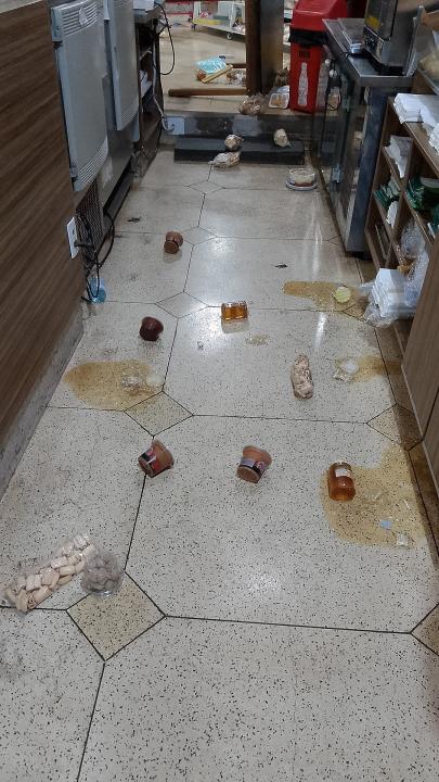 Foto 6 de 7 — Mulher em surto psicótico causa danos em padaria de Matão