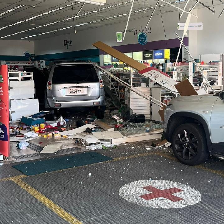 Foto 4 de 4 — Veículo invade farmácia após motorista confundir pedais em Matão