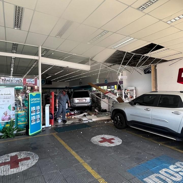 Foto 3 de 4 — Veículo invade farmácia após motorista confundir pedais em Matão
