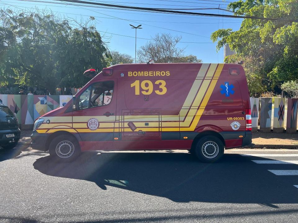Foto 4 de 7 — Motorista fica gravemente ferido após bater carro contra poste na Vila Xavier, em Araraquara