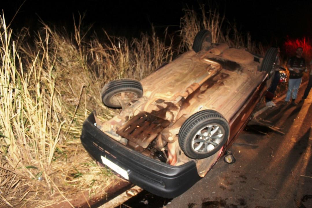 Foto 5 de 6 — Carro capota em curva da Carlos Malzoni; casal ficou ferido