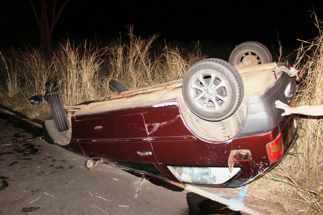 Foto 6 de 6 — Carro capota em curva da Carlos Malzoni; casal ficou ferido