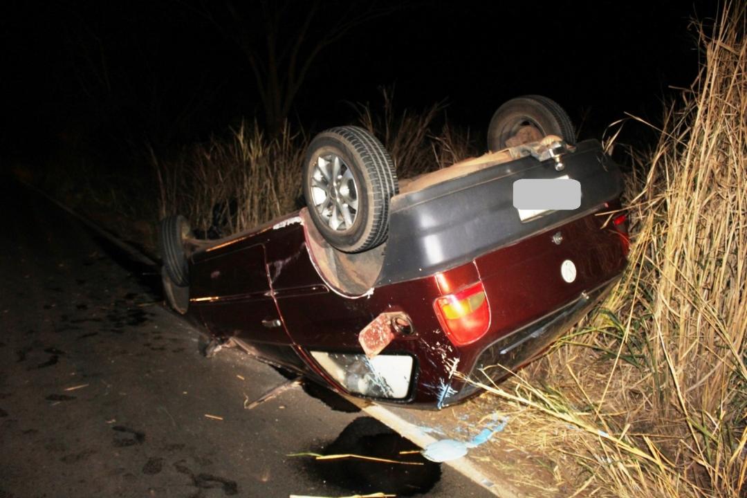 Foto 4 de 6 — Carro capota em curva da Carlos Malzoni; casal ficou ferido