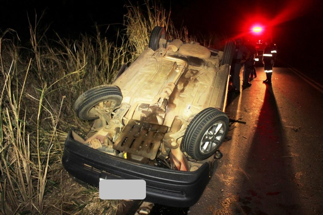 Foto 3 de 6 — Carro capota em curva da Carlos Malzoni; casal ficou ferido